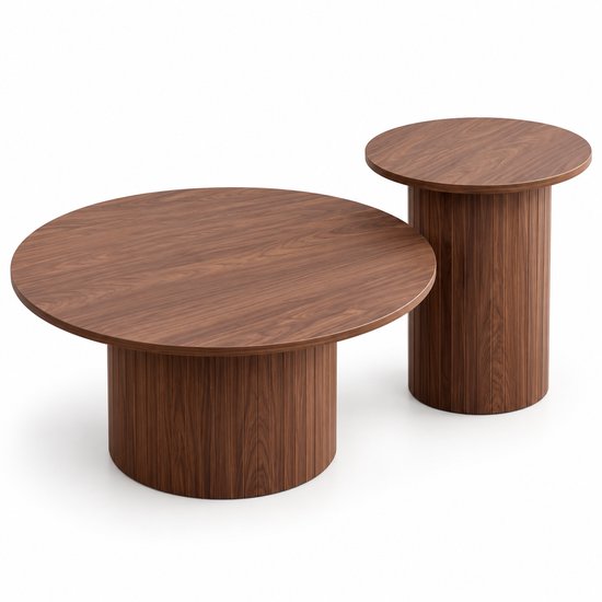 Set van twee ronde salontafels van walnoothout met verticale ribbels op de cilindrische voet, op een witte achtergrond.