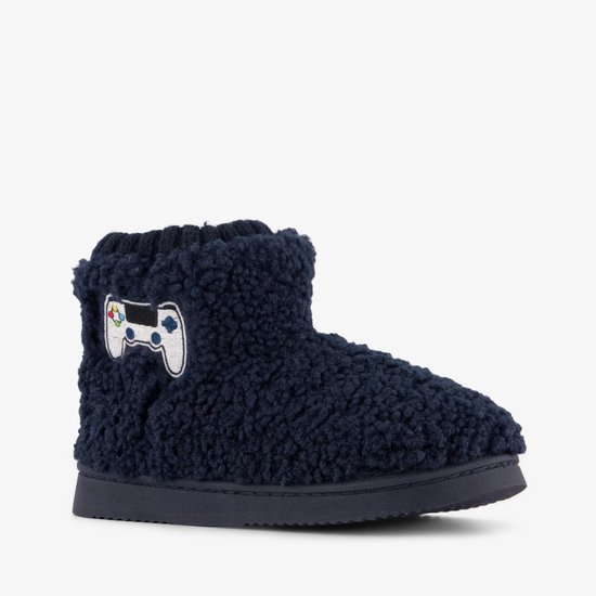 Marineblauwe teddy pantoffel met een geborduurde gamecontroller-patch aan de zijkant.