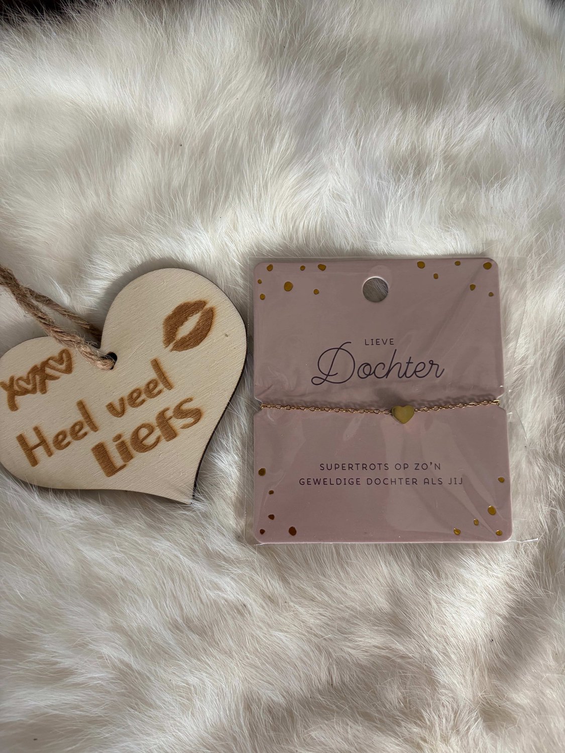 Creaties van hier – Hart Armband - goud – 8x9 – verstelbaar - Lieve Dochter - met houten hartje
