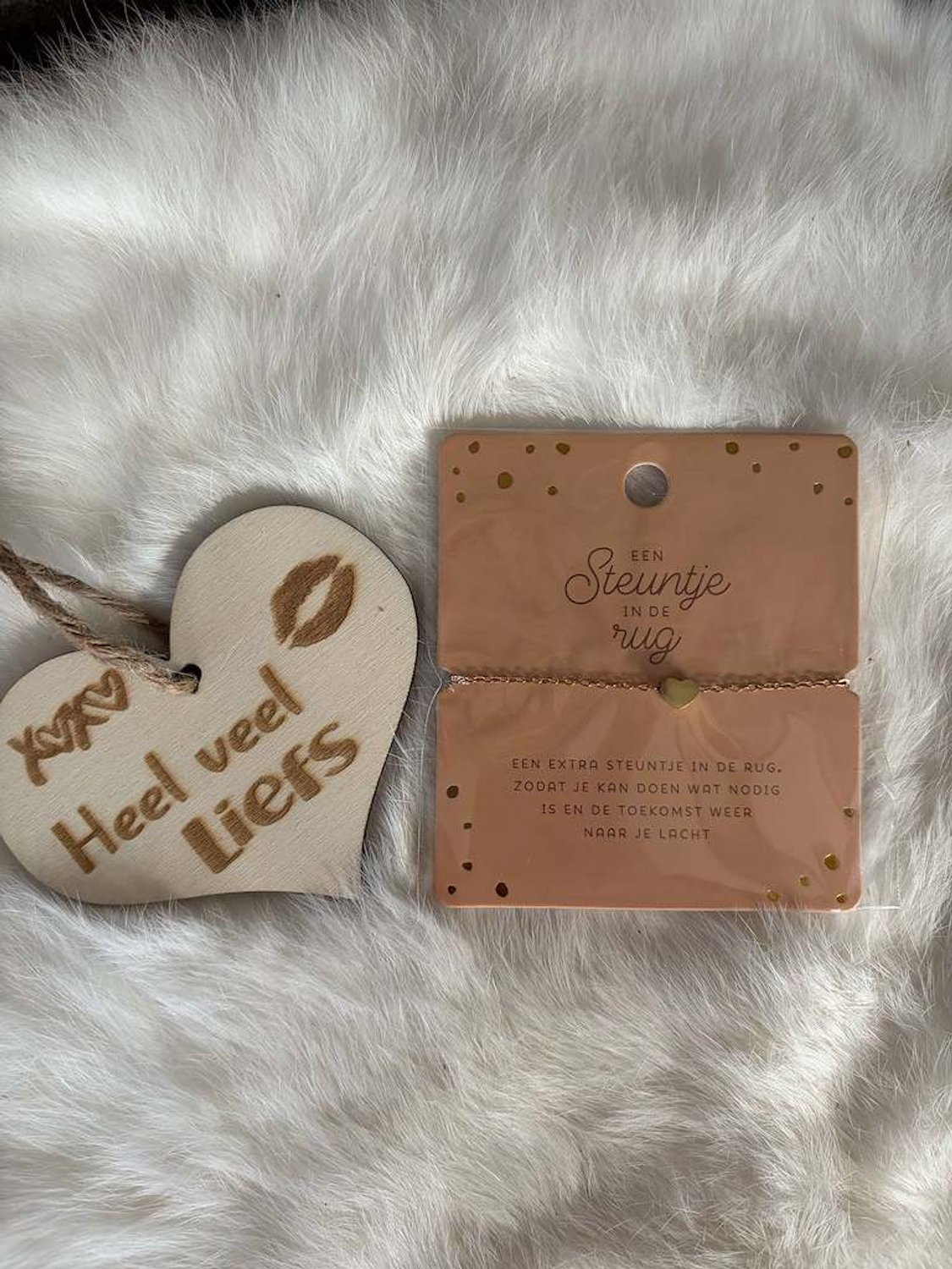 Creaties van hier – Hart Armband - goud – 8x9 – verstelbaar - Steuntje in de Rug - met houten hartje