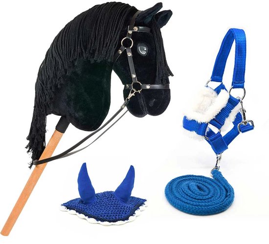 Zwart stokpaard met zwarte manen, bijpassend blauw halster, blauwe vliegenkap en een houten stok.