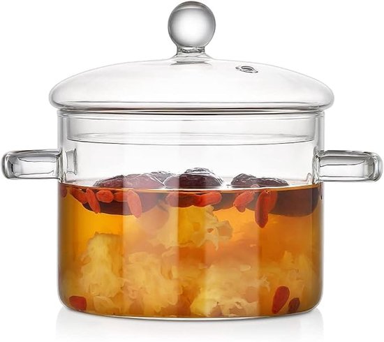 Transparante glazen kookpan met dubbele handgrepen en deksel, gevuld met ingrediënten.