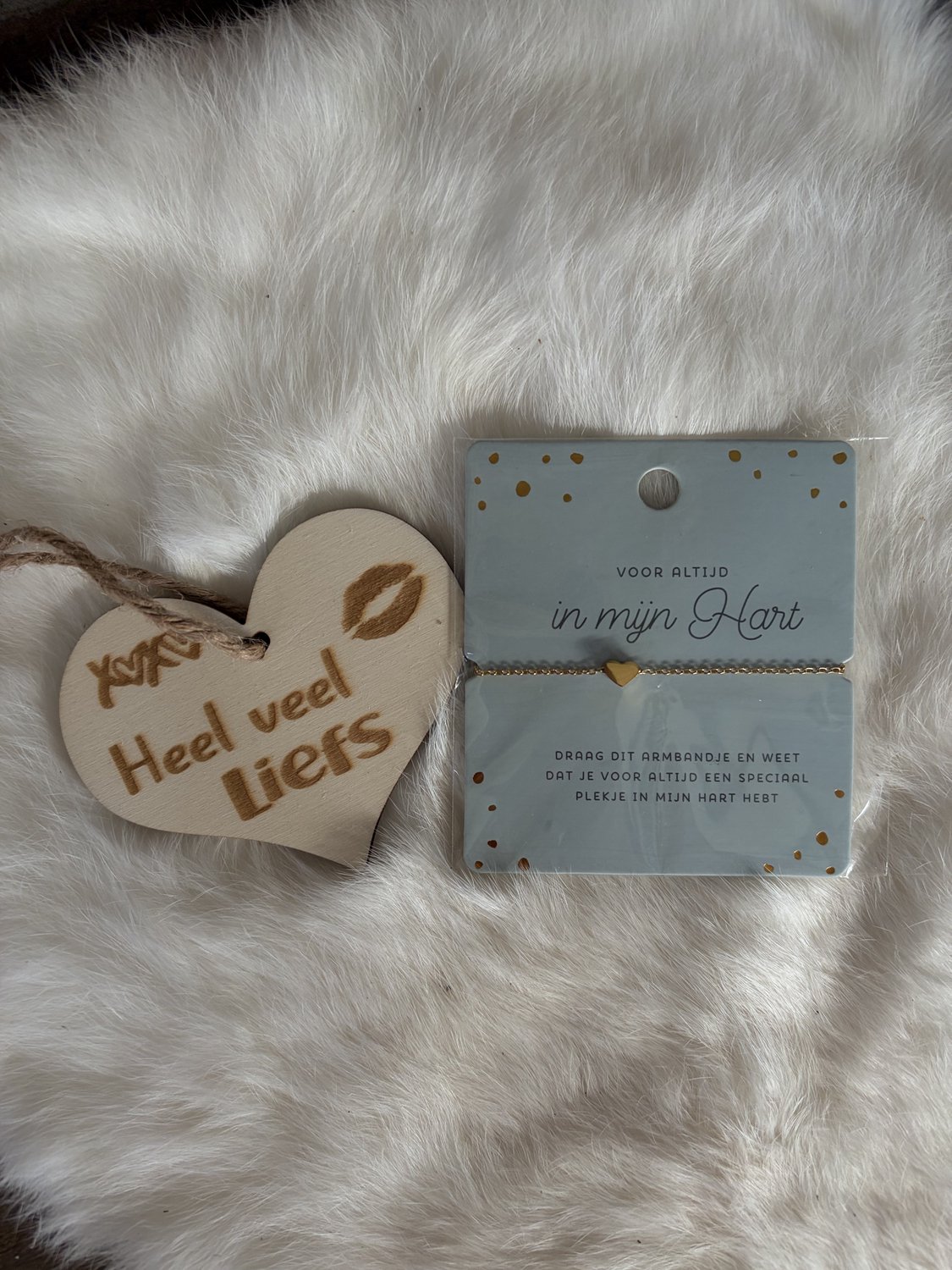 Creaties van hier – Hart Armband - goud – 8x9 – verstelbaar - In mijn hart - met houten hartje