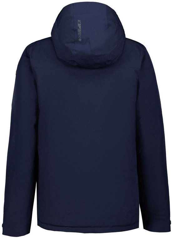 Achterkant van de donkerblauwe jas met capuchon en logo-opdruk.