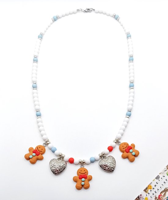 Ketting met witte en blauwe kralen, hangers van peperkoekmannetjes en zilveren hartjes, merk Jeannette-Creatief.