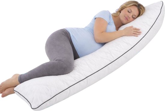 Zwangere vrouw in een blauw shirt en grijze broek slaapt comfortabel met een lang, wit ergonomisch lichaamskussen.