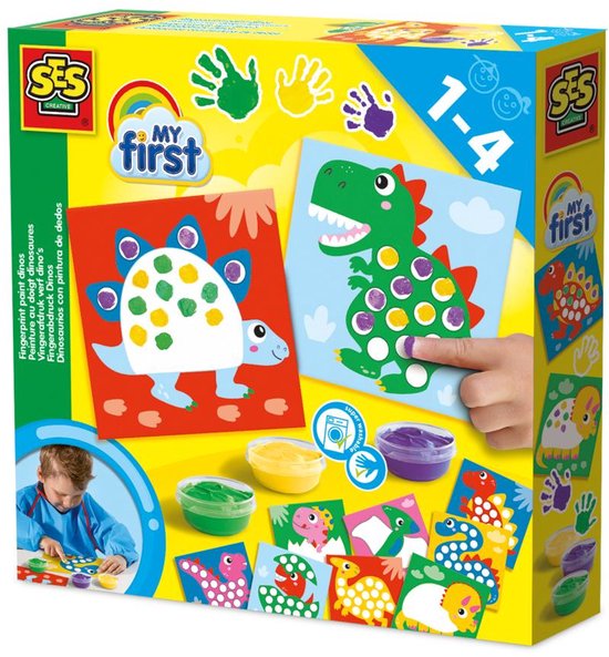 SES My First vingerverfset met dinosaurus-kleurplaten, drie potjes verf en kind dat vrolijk met zijn vingers stempelt.