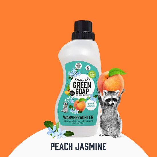 Fles wasverzachter Perzik & Jasmijn met wasbeer en perzik, tegen een oranje achtergrond.