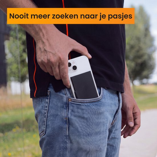 Persoon stopt telefoon met zwarte MagSafe-pasjeshouder in de broekzak. Tekst: Nooit meer zoeken naar je pasjes.