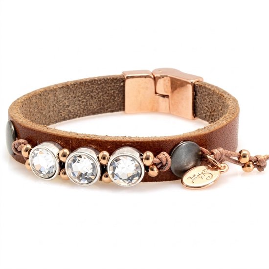 Bruine leren armband met drie heldere strass-steentjes, goudkleurige kraaltjes en een roségoudkleurige magneetsluiting.