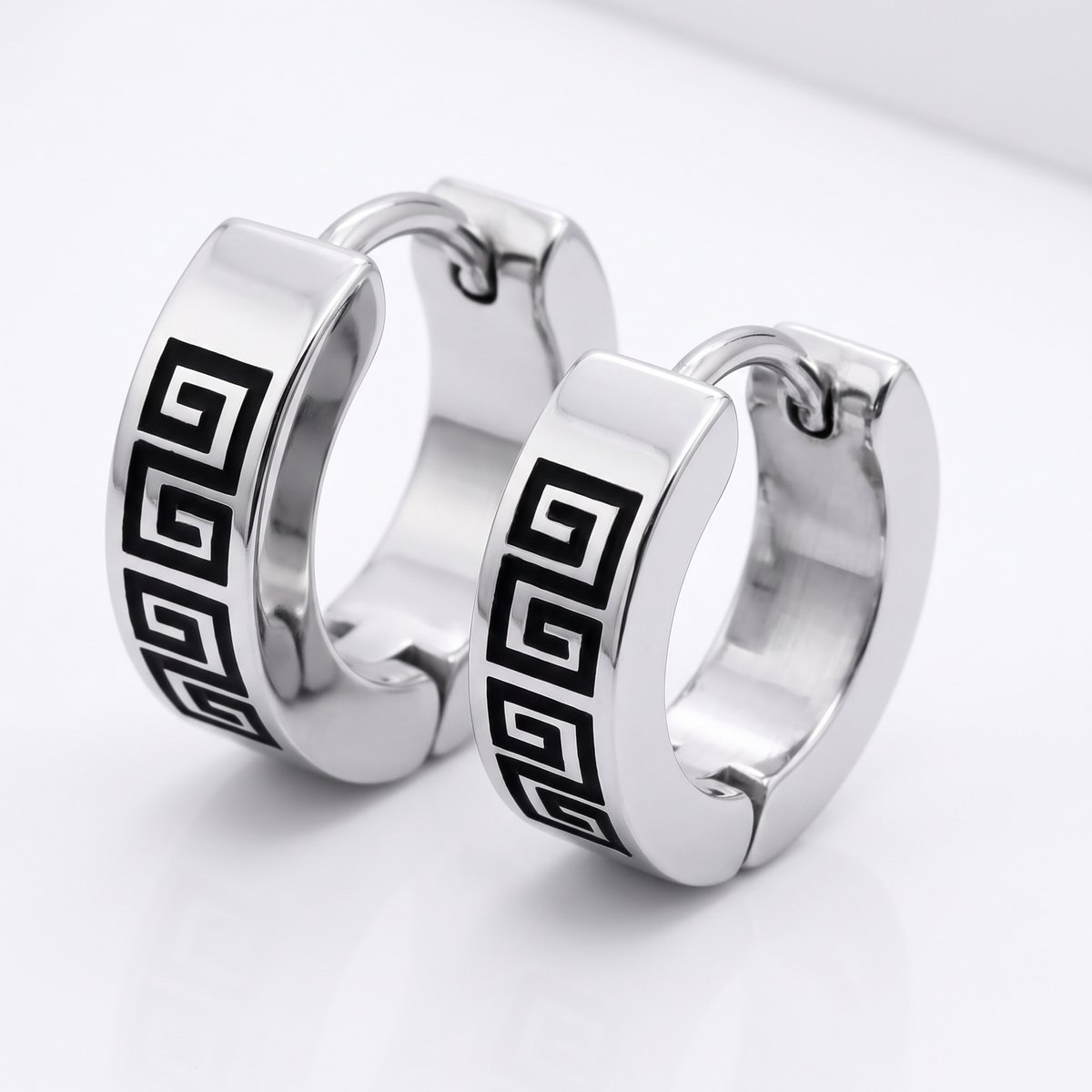 Lundholm Thomas Oorringen Heren Zilverkleurig met Zwart Grieks Motief – Titanium Staal Klapoorringen Set van 2 – Kleine Ringetjes Oorbellen Heren 4 x 9 mm – Huggie Hoop Oorbellen Man Meander – Scandinavisch Design
