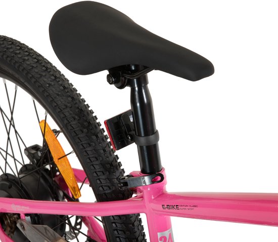 Zwart fietszadel op een roze fietsframe met rode achterlicht.