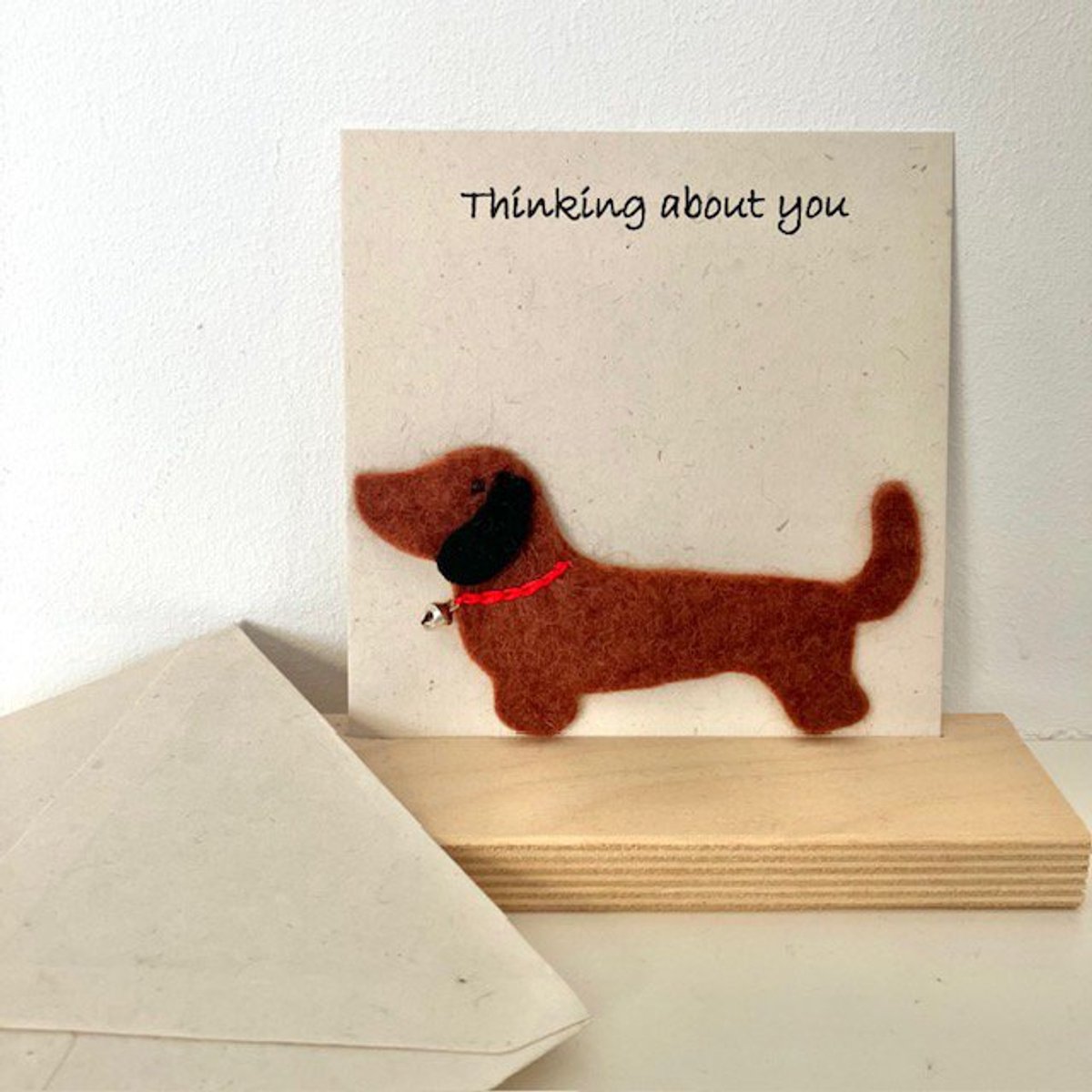 Luna-Leena duurzame wenskaart teckel - “Thinking about you” - eco papier - handgemaakt in Nepal - liefde - vriendschap - beterschap - teckellovers - jubileum - dachshund card - geboorte - ik denk aan je