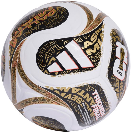 Ballon de football avec le texte 'Trionda Finale', logo FIFA et motifs dorés sur des panneaux blancs.