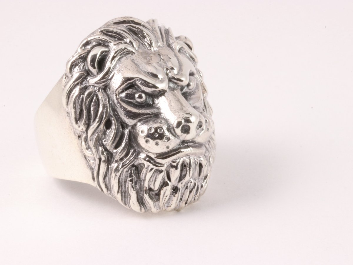 Zware zilveren ring met leeuwenkop - maat 18