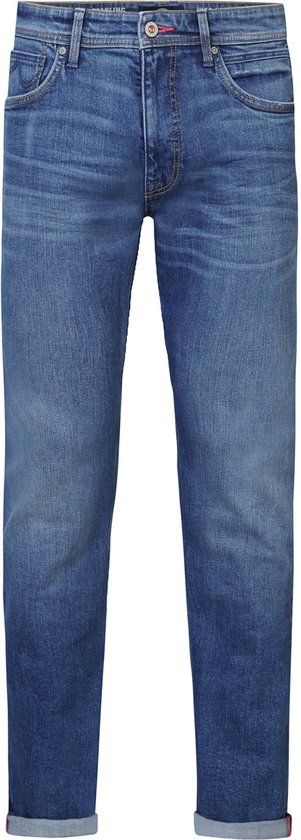 Rechte, donkerblauwe stretch denim jeans voor heren. Met lichte slijtageplekken en omgeslagen broekspijpen met rode binnenzijde.