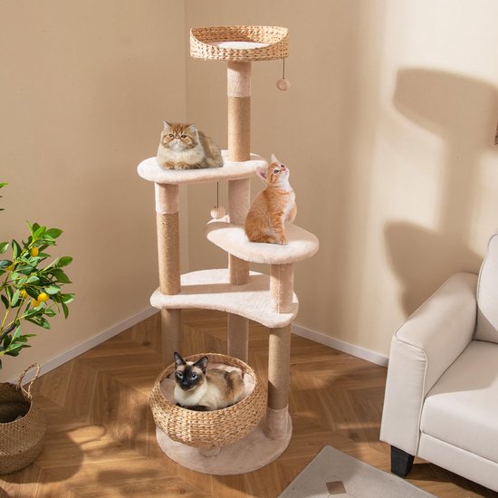 Kattenboom met drie verdiepingen, beige, met twee katten op de plateaus en één kat in het mandje.