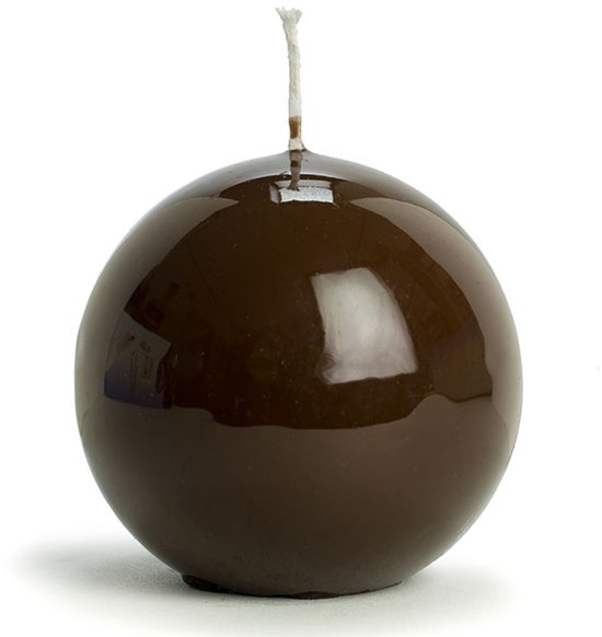 Gladde, espresso-kleurige bolkaars van 8 cm met een glanzende afwerking en een witte lont.