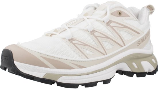 Witte Salomon XT-6 Expanse sneaker met beige accenten en zwarte zool.