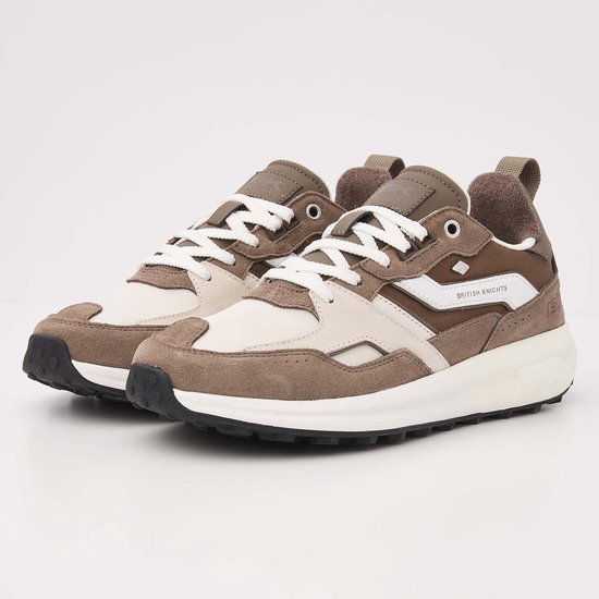 Lage sneakers in taupe suède en beige, met witte veters en 'British Knights'-branding op de zijkant.