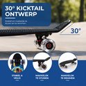 Zwart skateboard met 30° kicktail ontwerp. Transparante wielen. Stabiel en makkelijk te sturen en remmen.