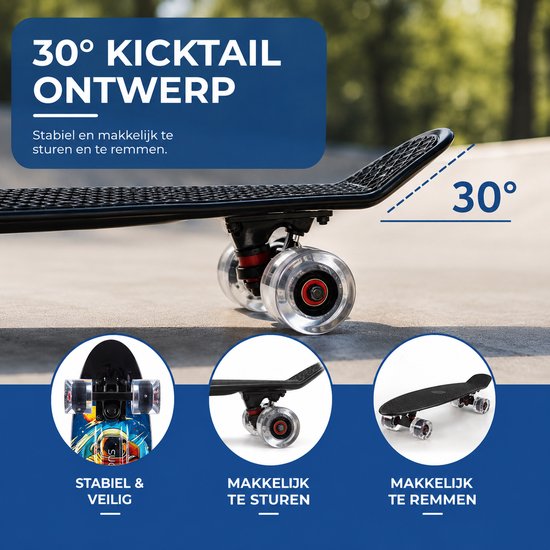 Zwart skateboard met 30° kicktail ontwerp. Transparante wielen. Stabiel en makkelijk te sturen en remmen.