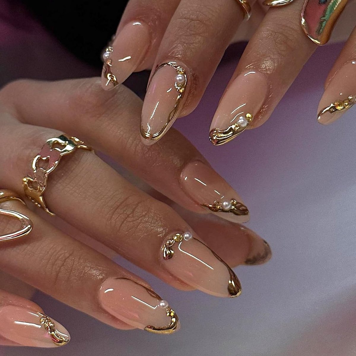 24 stuks Press on Nails Medium Amandel, Nude French Nagels om op te plakken met Parels Strass, Natuurlijk Glanzende Gouden Rand Valse Nagels Acryl Full Cover Vingernagels om op te plakken voor