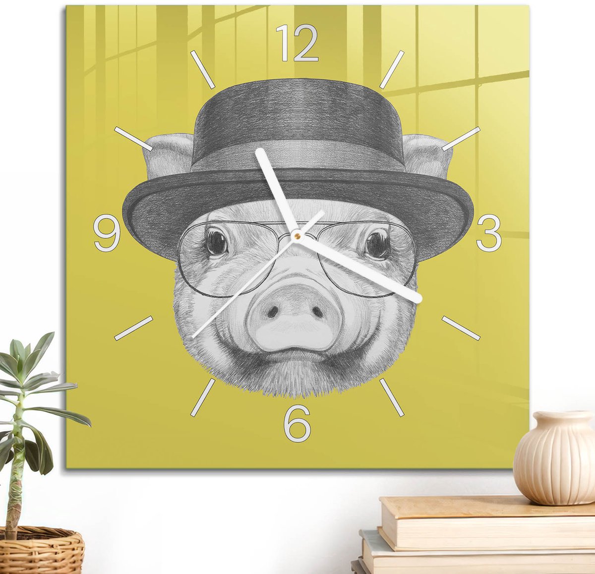 ArtPrintCave Geel Glazen Klok - 30x30 cm - Wandklok Vierkant - Illustratie Van Een Varken Stille Wandklok - Abstractie Wandklok Keuken - Witte Klokwijzers