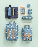 Blauwe rugzakken, etuis en drinkflessen met dinosaurussenprint en bruine accenten.