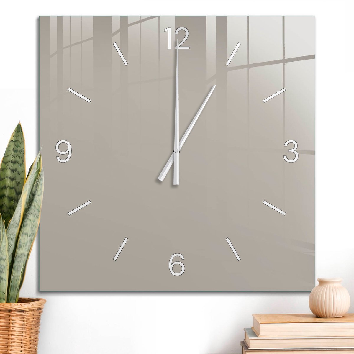 ArtPrintCave Beige Glazen Klok - 60x60 cm - Wandklok Vierkant - Warmgrijs Wandklok Keuken - Abstractie Unieke Klok - Witte Klokwijzers