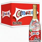 Doos met 8 verpakkingen Celebrations van 269g naast een feestelijke fles met diverse Celebrations-chocolade.