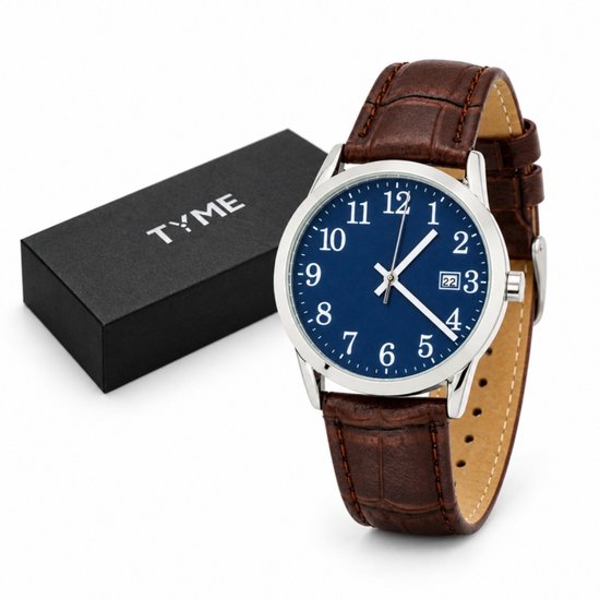Herenhorloge met blauwe wijzerplaat, zilverkleurige kast en bruine leren band naast een zwarte TYME-geschenkdoos.