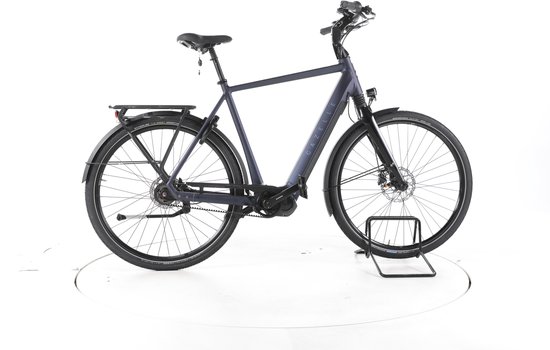 Donkerblauwe Gazelle Chamonix C5 HMS elektrische stadsfiets, zijaanzicht.