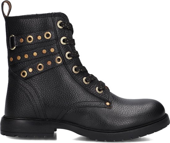 Zwarte veterlaars met gouden studs en metalen ringen langs de zijkant en schacht.
