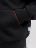 Close-up van de zak van een zwart scuba-vest met een wit JCORE-label aan de zijkant.