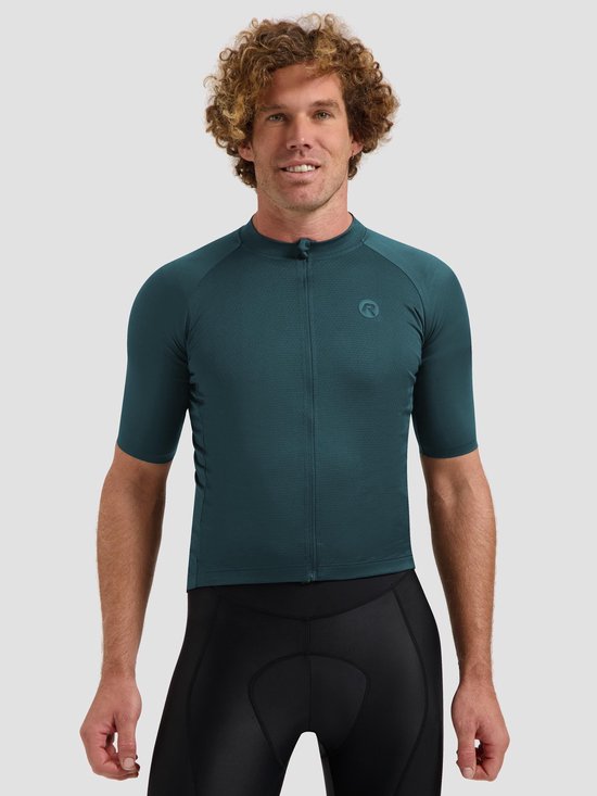 Man met krullend haar draagt een donkerblauw Rogelli fietsshirt met korte mouwen en een rits.