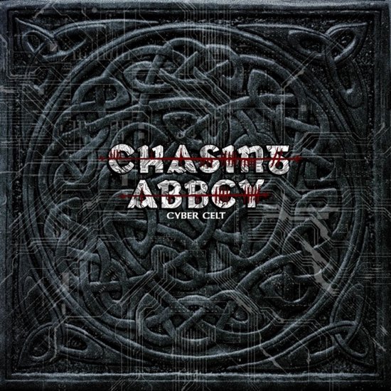 Zwarte hoes met Keltische knoopmotieven en een digitaal circuitpatroon, tekst 'CHASING ABBEY' en 'CYBER CELT'.