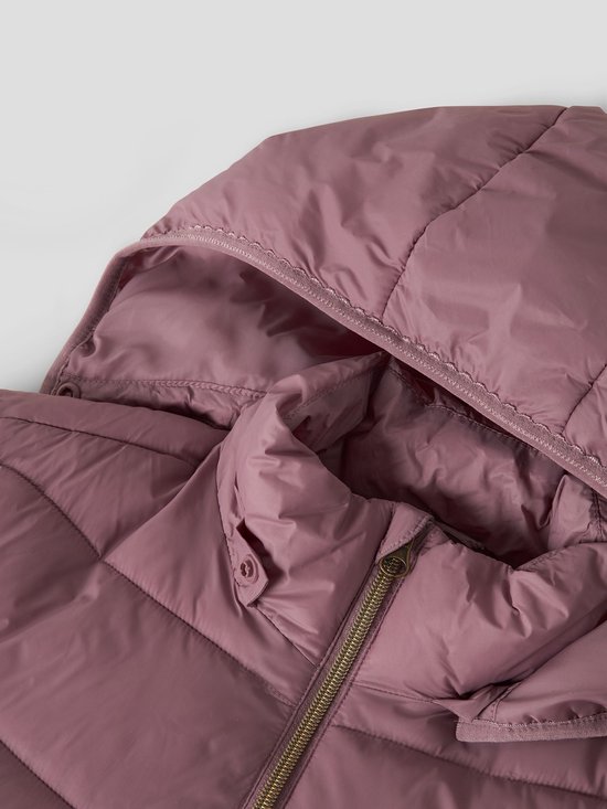 Detail van de capuchon en ritssluiting van de roze jas.