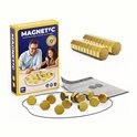 Gouden, achthoekige magnetische stenen en een doos met afbeelding van een man en meisje die ermee spelen.