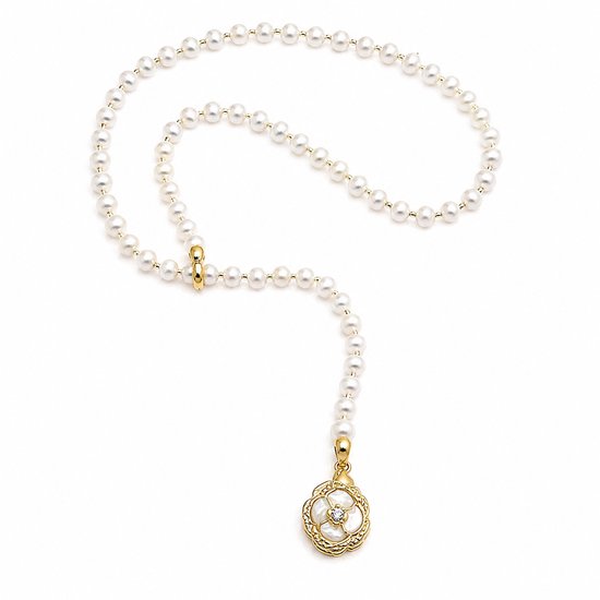 Ketting met zoetwaterparels, gouden accenten en een bloemvormige hanger met zirkonia.