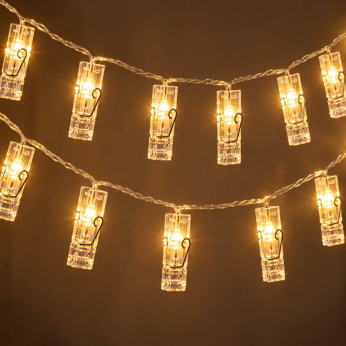 Nina’s Giftshop® Fotoslinger met Verlichting – 10 Meter – 80 LED Knijpers – Warm Wit – Lichtsnoer met Knijpers – Foto’s en Kerstkaarten Ophangen – Kerstverlichting Binnen – Decoratie Verlichting