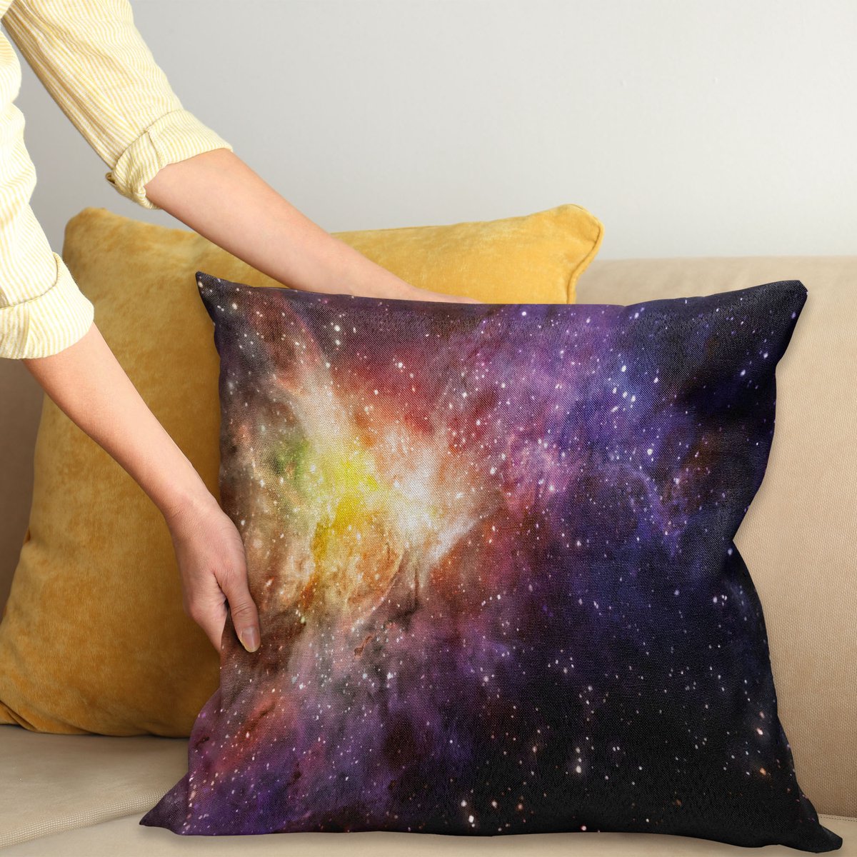 ABAKUHAUS Galaxis Kussenhoes, Weltraum-Nebel-Ansicht, Met Ritssluiting, Wasbaar, Dubbelzijdige Digitale Print, Heldere Kleuren, Hoogwaardige Stof, 60 x 60 cm, Zwart Geel Lila
