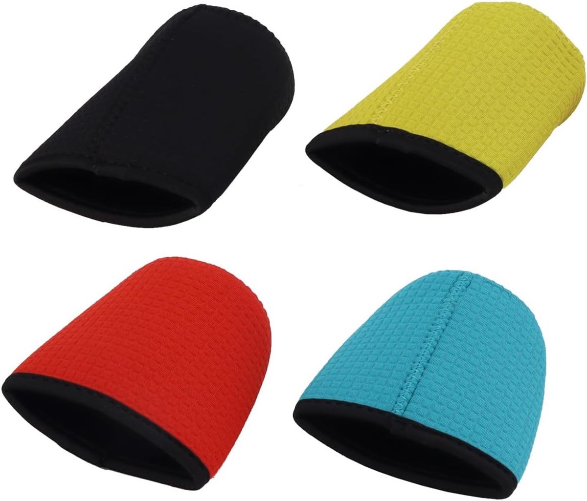 4 stuks reliëf cola blikjes hoezen geïsoleerde beschermhoezen voor frisdrankblikjes zwart rood geel blauw 6,6 x 9,9 cm
