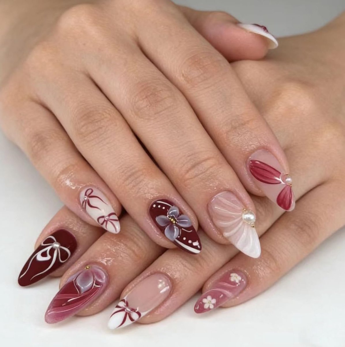 Witte amandel French Valentine vlinderdas strik 3D bloemen bloemen gestreept design press-on nagels, witte tips parel bloem nep nagels