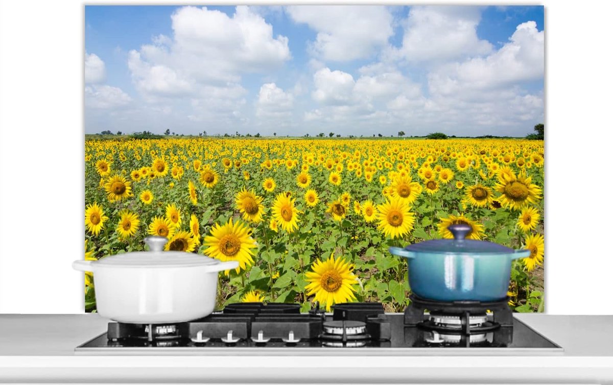 Spatscherm Keuken - 100x65 cm - Zonnebloemen - Bloemen - Wolken - Natuur - Geel - Landschap