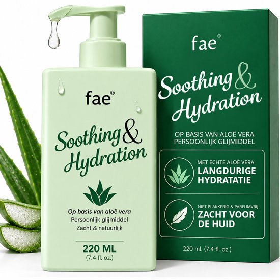 Lichtgroene fles met pomp van Fae met "Soothing & Hydration" inscriptie en "Op basis van aloë vera". Naast de fles, aloe vera bladeren en een groene doos.