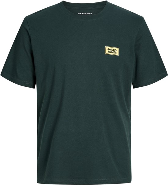 Donkergroen T-shirt met ronde hals en een rechthoekig geel label op de borst met de tekst 'JACK & JONES'.