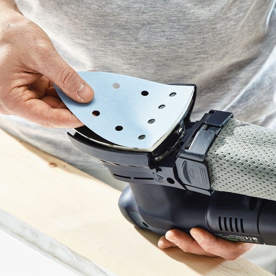Hand verwisselt blauw schuurpapier op een Festool schuurmachine.