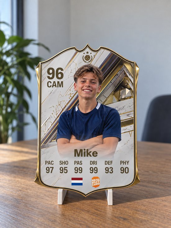 Gepersonaliseerde voetbal FUT kaart met 96 CAM, Nederlandse vlag, op houten tafel met standaard.
