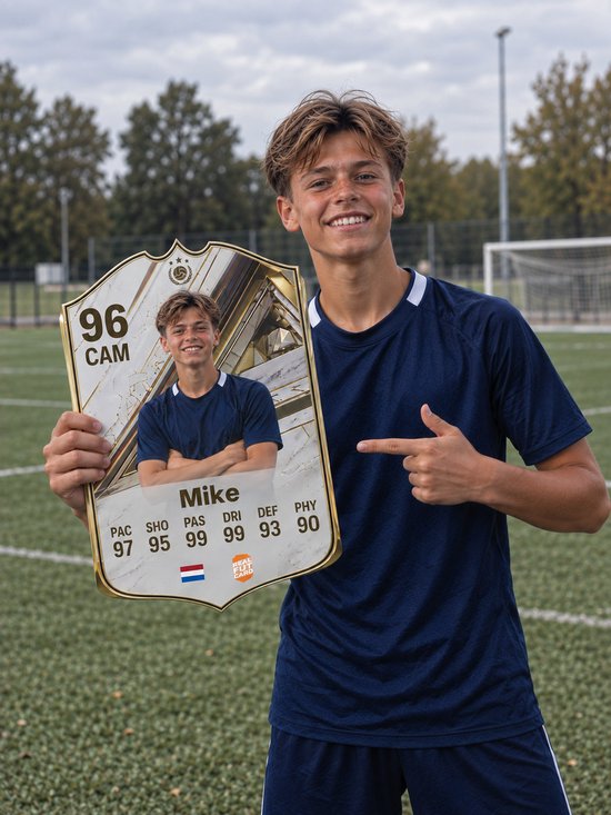 Jonge man met donkerblauw shirt wijst naar gepersonaliseerde voetbal FUT kaart, 96 CAM, Nederlandse vlag.
